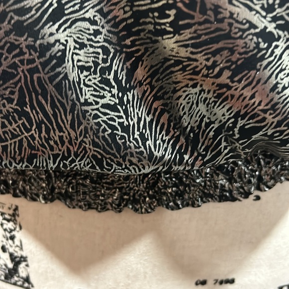 80's Ship 'n Shore Silver
Lamé Top size 8 vintage - Picture 5 of 9